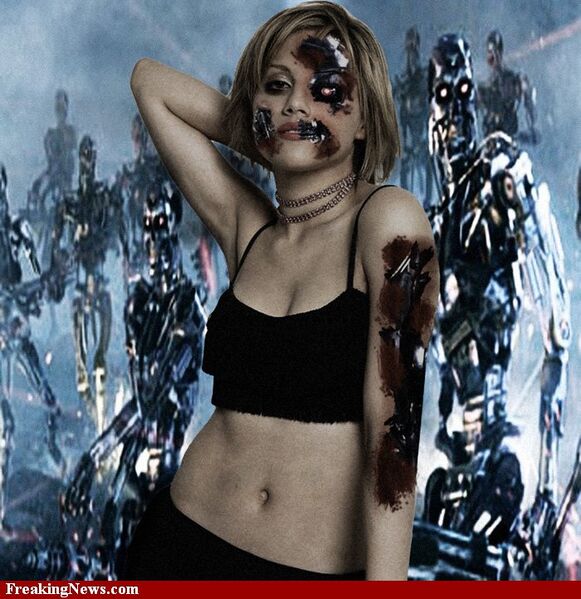 File:Brittany-Murphy-Robot--24737.jpg