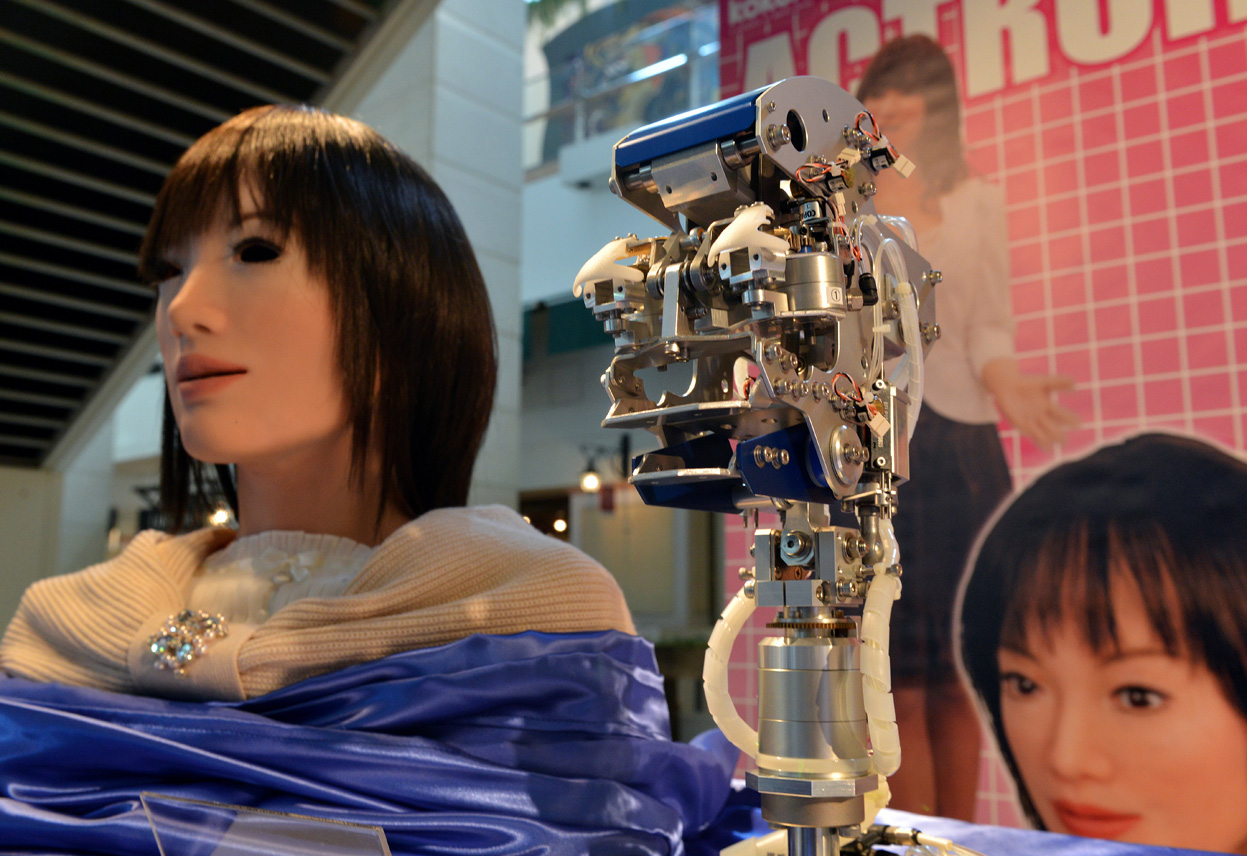 Первый человекоподобный робот Япония